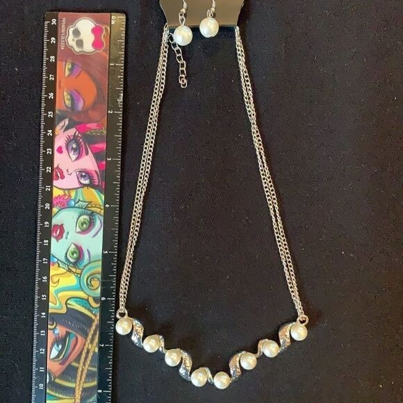 Pearl and Rhinestone Necklace with Pierced Earrings Costume Jewelry Silvertone - Picture 7 of 8